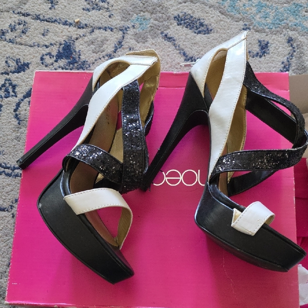 Shoe Dazzle Black and White Platform Heels